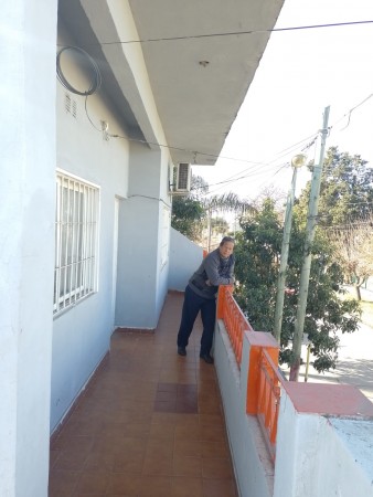 VENDO REGIA CASA EN DOS PLANTAS CON LOCALES COMERCIALES IDEAL INVERSIONISTA