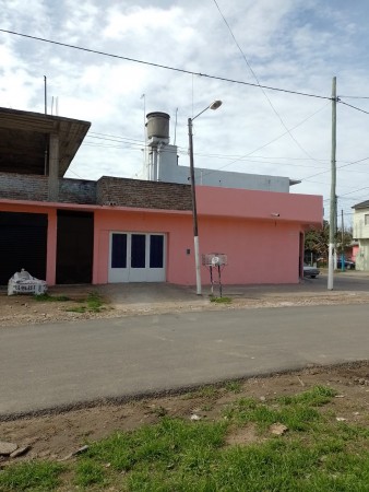 VENDO REGIA CASA EN DOS PLANTAS CON LOCALES COMERCIALES IDEAL INVERSIONISTA