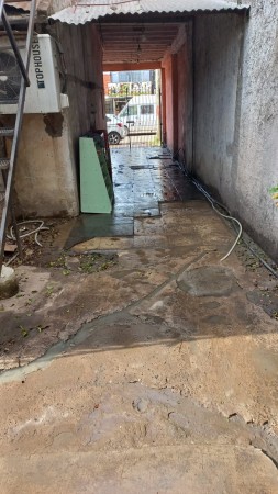 (AUT. 394) VENDO AMPLIA Y  EXCELENTE CASA CON LOCALES COMERCIALE UBICADO PROXIMO A RUTA 25 Y A ACCESO OESTE.S