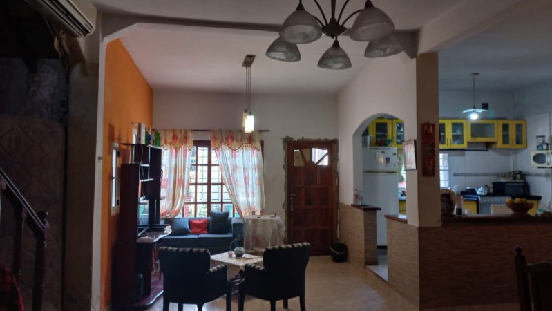 (AUT. 394) VENDO AMPLIA Y  EXCELENTE CASA CON LOCALES COMERCIALE UBICADO PROXIMO A RUTA 25 Y A ACCESO OESTE.S