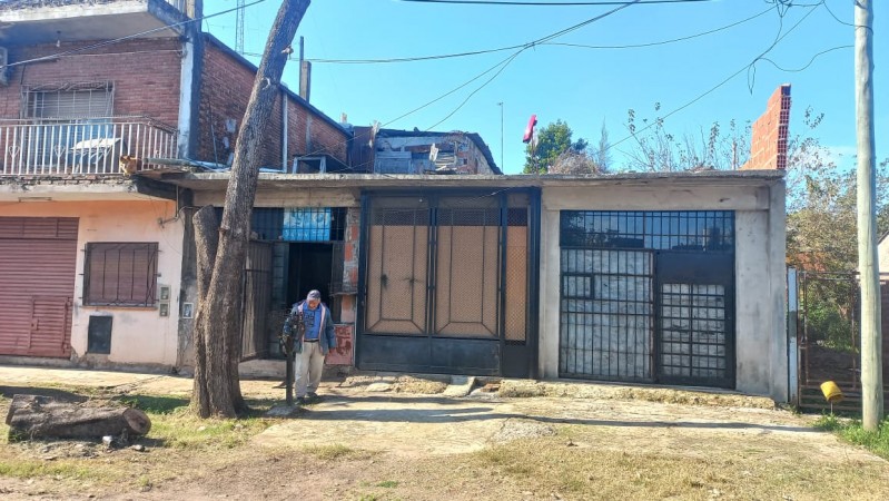 EN VENTA TRES LOCALES COMERCIALES CON DEPOSITO Y VIVIENDA (130 M2 DE LOSA) PROXIMO A ACCESO OESTE Y RUTA 25