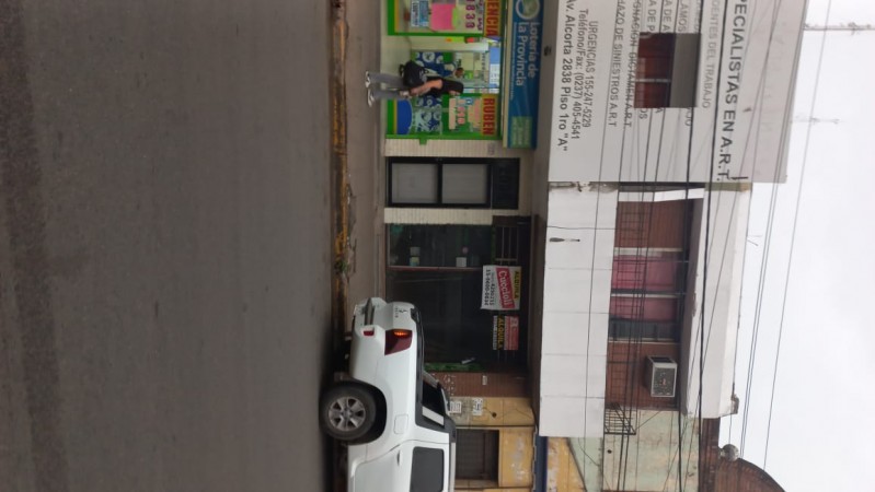 (A L Q U I L A D O)  REGIO LOCAL COMERCIAL CON DEPOSITO FRENTE A ESTACION DE TREN EN MORENO, IDEAL TODO RUBRO. MENSUALIDADES DE $ 1000.000.- IMPERDIBLE . CONSULTE