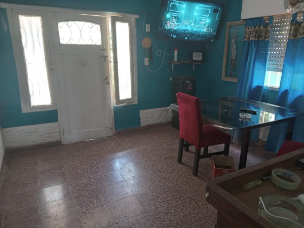 (A L Q U I L A D O)  AMPLIA CASA DE MATERIAL CON TERRENO EN BARRIO MI BARRIO, MORENO, CALLE POSADAS 5967