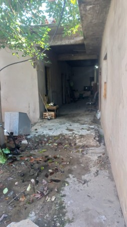 EN VENTA TRES LOCALES COMERCIALES CON DEPOSITO Y VIVIENDA (130 M2 DE LOSA) PROXIMO A ACCESO OESTE Y RUTA 25