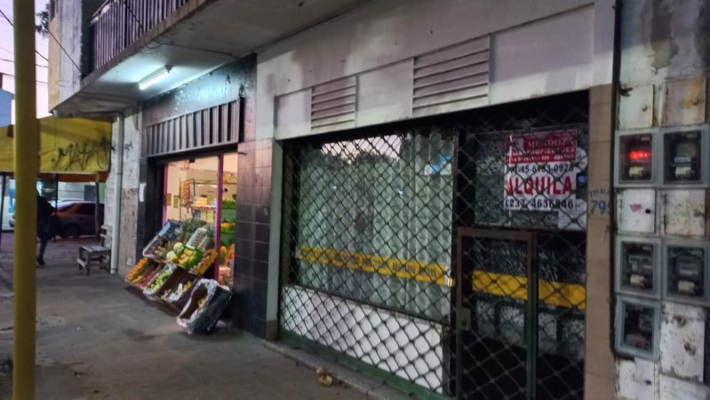 ALQUILO REGIO LOCAL COMERCIAL EN MORENO SUR FRENTE COLEGIO MARIANO MORENO, CALLE ZEBALLO 795 Y NUÑEZ
