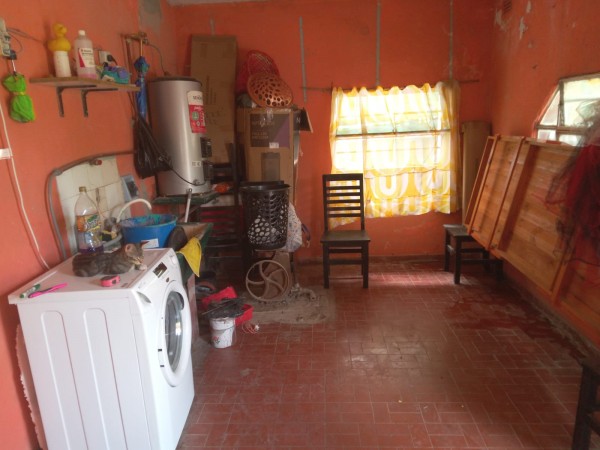 (A L Q U I L A D O)  AMPLIA CASA DE MATERIAL CON TERRENO EN BARRIO MI BARRIO, MORENO, CALLE POSADAS 5967