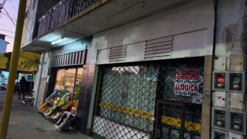 ALQUILO REGIO LOCAL COMERCIAL EN MORENO SUR FRENTE COLEGIO MARIANO MORENO, CALLE ZEBALLO 795 Y NUÑEZ