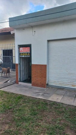ALQUILO LOCAL COMERCIAL O VIVIENDA FAMILIAR UBICADO EN LA CALLE VEDIA Y MITRE 3767 BARRIO JARDINES DE MORENO 