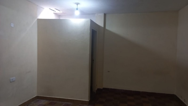 ALQUILO LOCAL COMERCIAL O VIVIENDA FAMILIAR UBICADO EN LA CALLE VEDIA Y MITRE 3767 BARRIO JARDINES DE MORENO 
