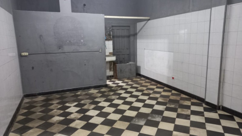 ALQUILO REGIO LOCAL COMERCIAL EN MORENO SUR FRENTE COLEGIO MARIANO MORENO, CALLE ZEBALLO 795 Y NUÑEZ