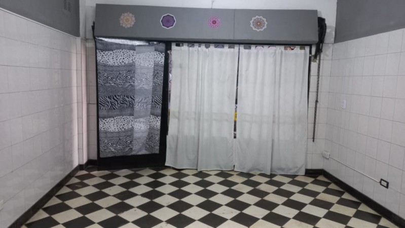 ALQUILO REGIO LOCAL COMERCIAL EN MORENO SUR FRENTE COLEGIO MARIANO MORENO, CALLE ZEBALLO 795 Y NUÑEZ