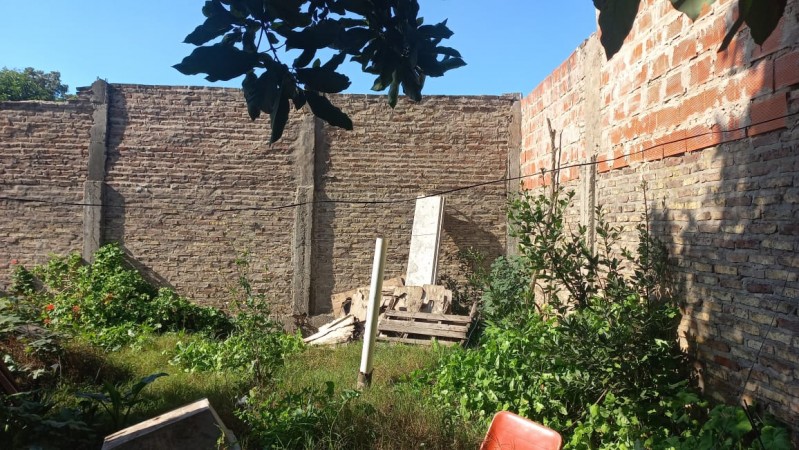 EN VENTA TRES LOCALES COMERCIALES CON DEPOSITO Y VIVIENDA (130 M2 DE LOSA) PROXIMO A ACCESO OESTE Y RUTA 25