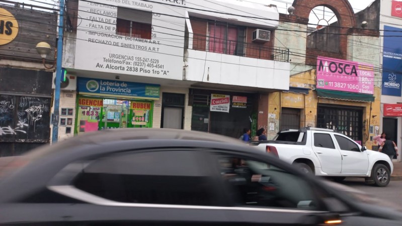 (A L Q U I L A D O)  REGIO LOCAL COMERCIAL CON DEPOSITO FRENTE A ESTACION DE TREN EN MORENO, IDEAL TODO RUBRO. MENSUALIDADES DE $ 1000.000.- IMPERDIBLE . CONSULTE