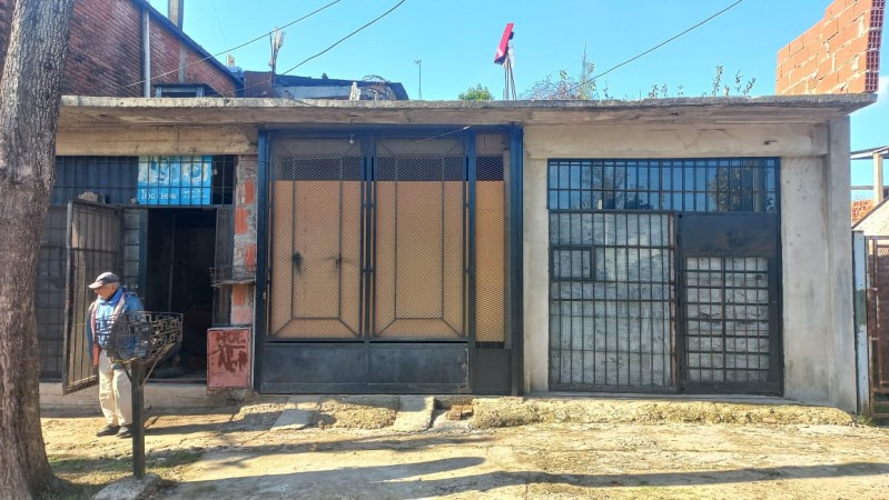 EN VENTA TRES LOCALES COMERCIALES CON DEPOSITO Y VIVIENDA (130 M2 DE LOSA) PROXIMO A ACCESO OESTE Y RUTA 25