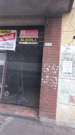 (A L Q U I L A D O)  REGIO LOCAL COMERCIAL CON DEPOSITO FRENTE A ESTACION DE TREN EN MORENO, IDEAL TODO RUBRO. MENSUALIDADES DE $ 1000.000.- IMPERDIBLE . CONSULTE