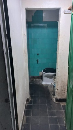 ALQUILO REGIO LOCAL COMERCIAL EN MORENO SUR FRENTE COLEGIO MARIANO MORENO, CALLE ZEBALLO 795 Y NUÑEZ