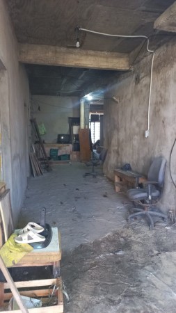 EN VENTA TRES LOCALES COMERCIALES CON DEPOSITO Y VIVIENDA (130 M2 DE LOSA) PROXIMO A ACCESO OESTE Y RUTA 25