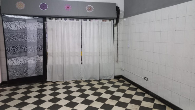ALQUILO REGIO LOCAL COMERCIAL EN MORENO SUR FRENTE COLEGIO MARIANO MORENO, CALLE ZEBALLO 795 Y NUÑEZ