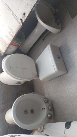 EN VENTA TRES LOCALES COMERCIALES CON DEPOSITO Y VIVIENDA (130 M2 DE LOSA) PROXIMO A ACCESO OESTE Y RUTA 25
