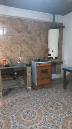 EN VENTA TRES LOCALES COMERCIALES CON DEPOSITO Y VIVIENDA (130 M2 DE LOSA) PROXIMO A ACCESO OESTE Y RUTA 25